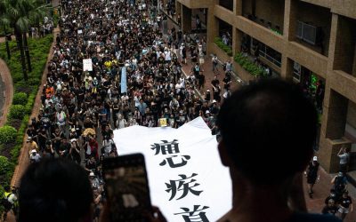 香港の抗議者が警官と衝突
