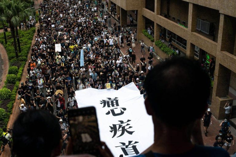 香港の抗議者が警官と衝突