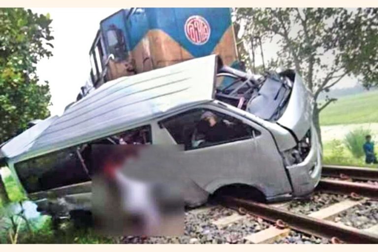 電車がマイクロバスに当たり、9人のうち新郎新婦が死亡