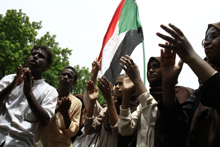 スーダン軍、デモ参加者が権力共有文書に署名