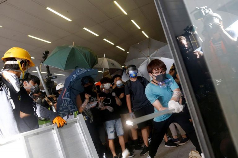 香港の暴力に対する中国の憤慨は、よりきつい抱擁を促すかもしれない