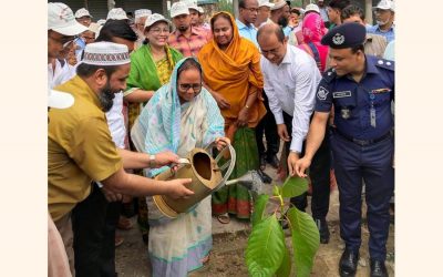植林キャンペーンを開始するBegum Habibun Nahar