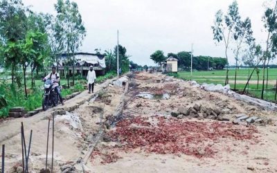 フロンティアSunamganjの洪水は道路に深刻な被害をもたらします