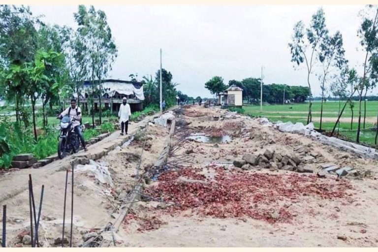 フロンティアSunamganjの洪水は道路に深刻な被害をもたらします