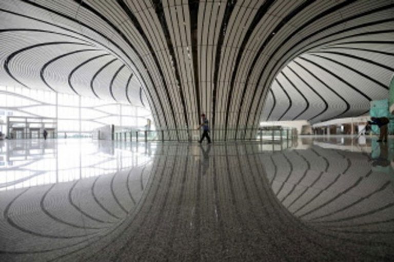 北京の巨大空港が中国の70歳の誕生日の前夜に開幕する