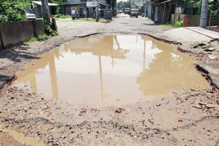 老朽化したJogonnathpur-Biswanath-Rashidpur道路