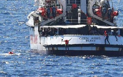10人の移民が船から海に飛び込んで上陸する