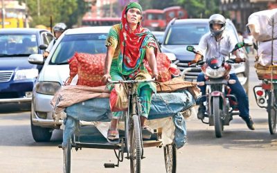 荷物を積んだ人力車を運転する女性