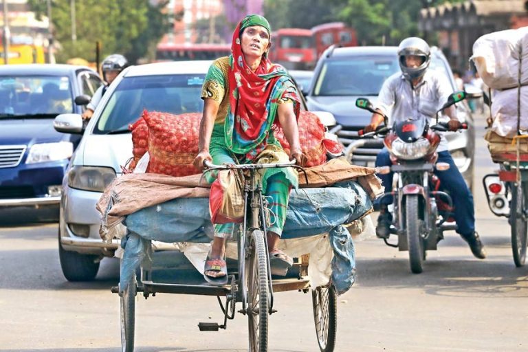 荷物を積んだ人力車を運転する女性