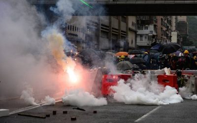 香港警察、デモ行進後の抗議者