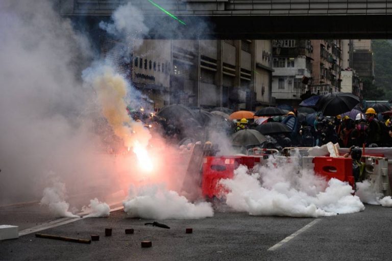 香港警察、デモ行進後の抗議者