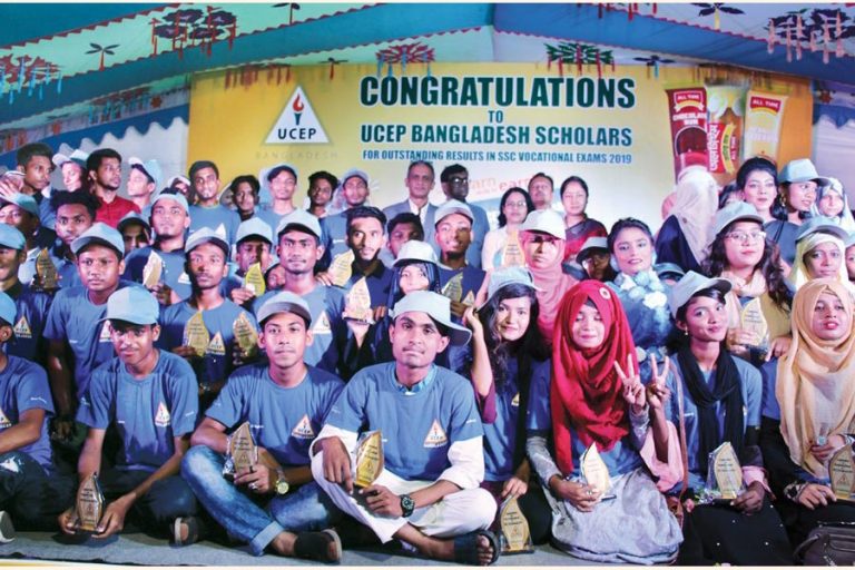 学生との写真のためにポーズをとるMd Morad Hossain Mollah博士