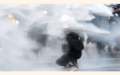香港の衝突で使用されるガソリン爆弾、放水砲