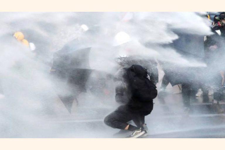 香港の衝突で使用されるガソリン爆弾、放水砲
