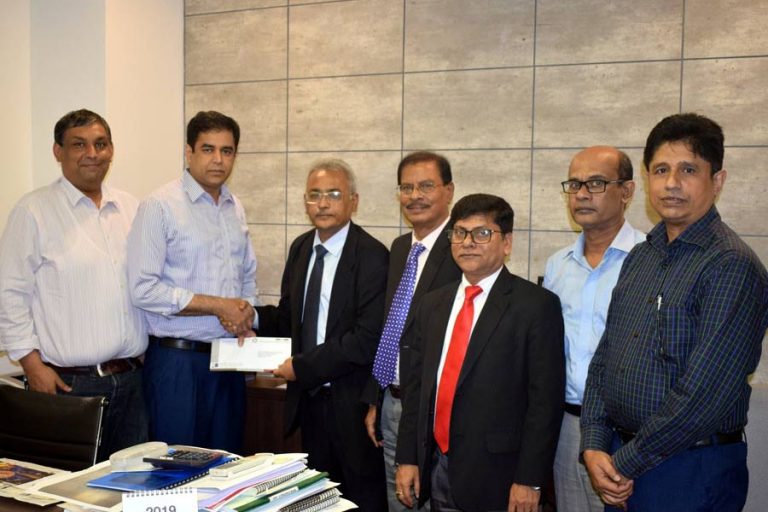 Md。Abdur Razzaque Ruhani（左）、