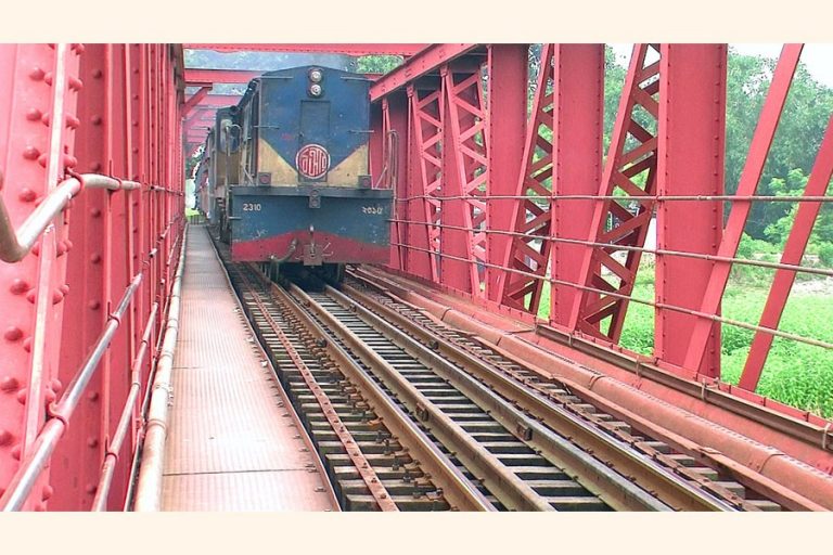 Teesta Rail Bridgeの寿命は90年前に失効しましたが、まだ稼働中です