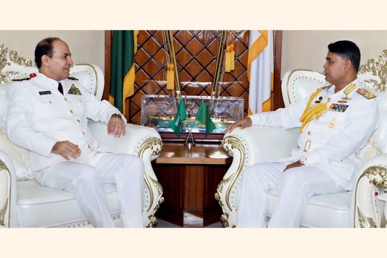 サウジアラビア海軍軍司令官は海軍長官に電話する