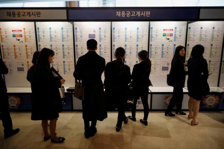韓国人の卒業生のための日本の仕事は貿易行の中で枯渇します