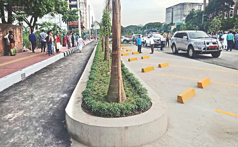 ダッカ初の自転車用道路