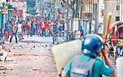 警察と衝突、50人負傷