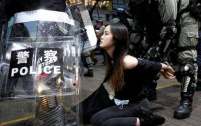 香港の抗議者が政府機関、地下鉄駅を攻撃