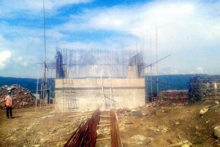 カタツムリのペースで進んでいるパトライ川に架かる橋の建設