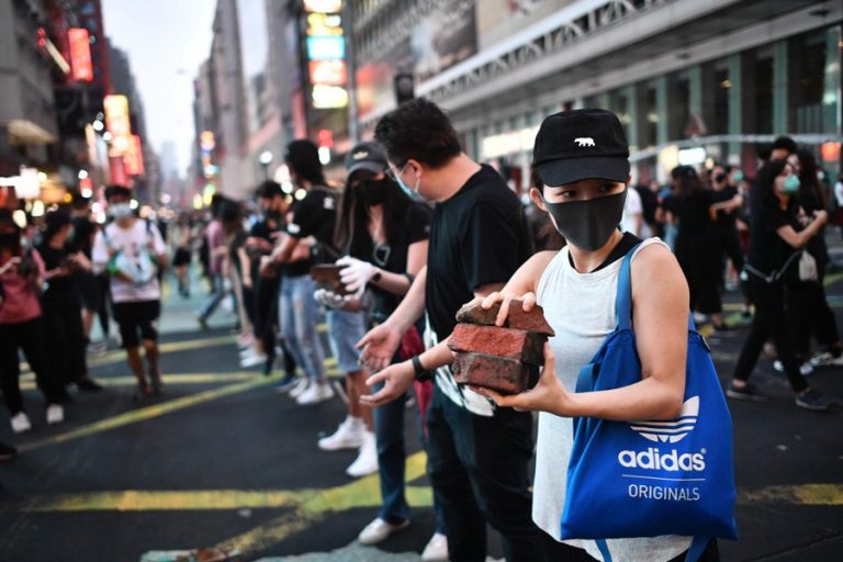 香港の抗議者が道路を遮断し、警官と衝突