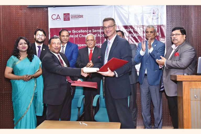 ICAB会長AF Nesaruddin FCA(左から2番目)