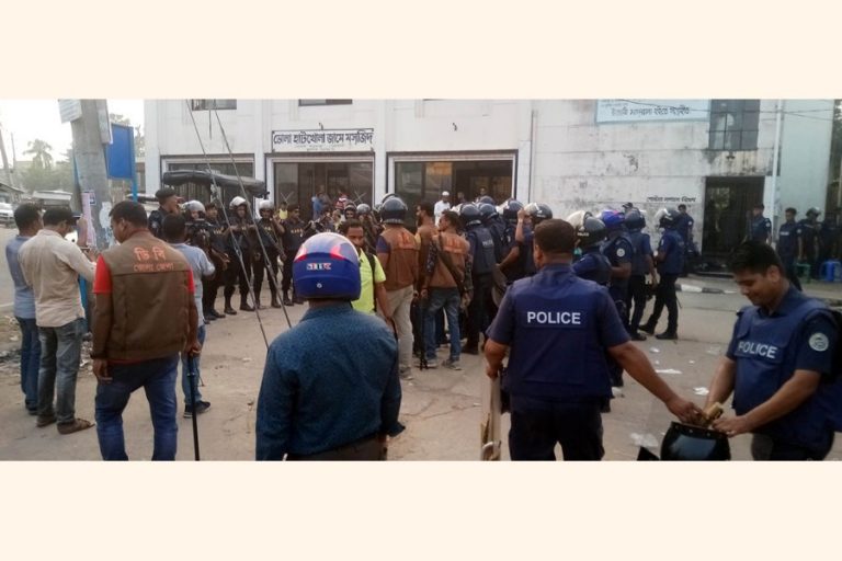 Bhola Hatkhola Jame Masjidの外で見られる警察