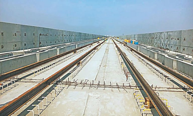 メトロ鉄道の線路設置始まる