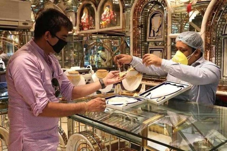 ドバイからの輸出品が到着すると、空のジュエリーショップがインド市場を悩ます