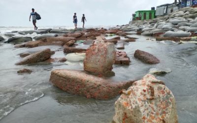 コンクリートの破片がクアカタのビーチを危険に変える
