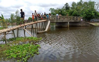 村人たちは自発的にラルモニルハットに9つの竹の橋を架けています