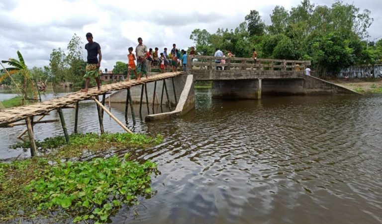 村人たちは自発的にラルモニルハットに9つの竹の橋を架けています