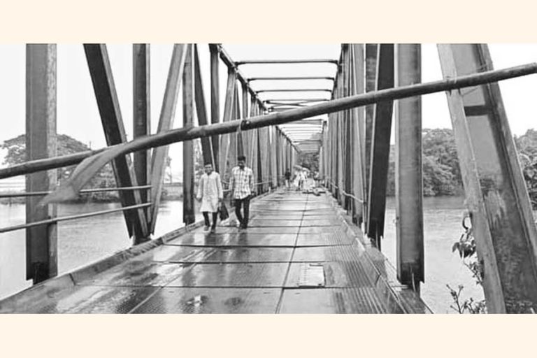 ベイリー橋が崩壊して道路リンクを切断