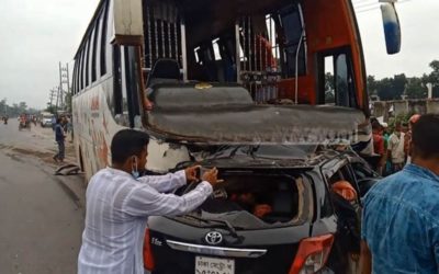 Mymensinghでバスが車に衝突して6人が死亡