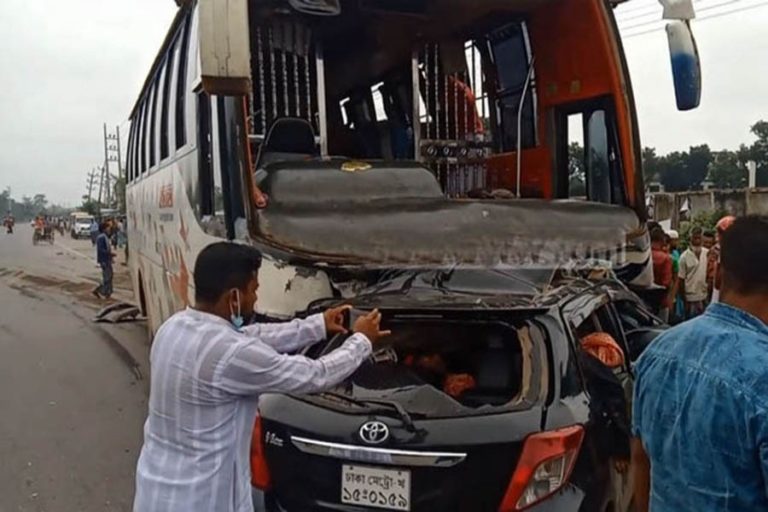 Mymensinghでバスが車に衝突して6人が死亡