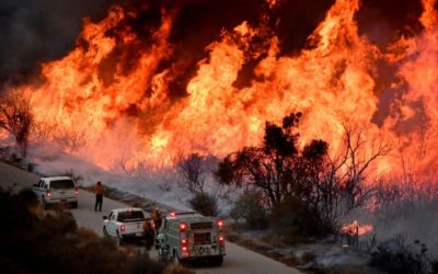 数千人がカリフォルニアの火災を逃れる