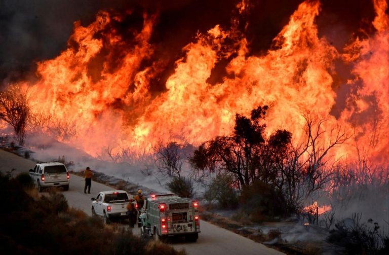 数千人がカリフォルニアの火災を逃れる