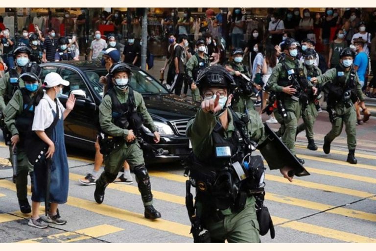 香港警察が抗議者に唐辛子ボールを発射