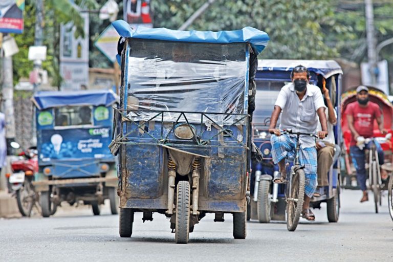 電池式の人力車はまだ路地を支配している