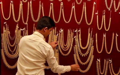 インドの金のディーラーが顧客を呼び戻すためにフェスティバルに寄付