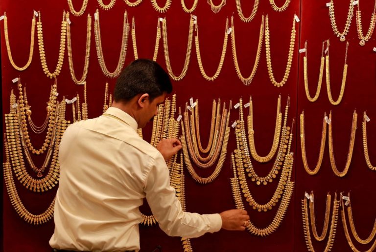 インドの金のディーラーが顧客を呼び戻すためにフェスティバルに寄付