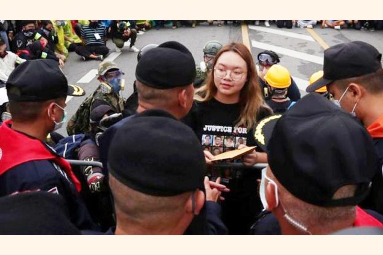 タイの抗議者が君主制に挑戦