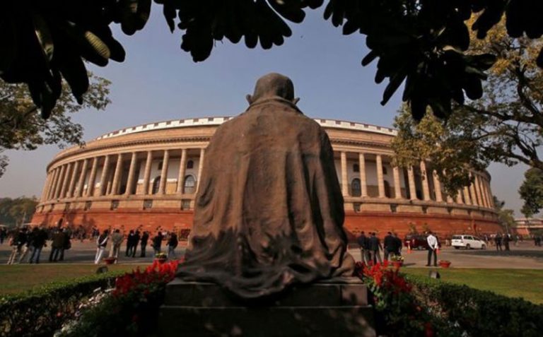 インドは野党からの抗議の中で農場法案を可決