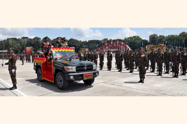陸軍参謀総長アジズ・アーメドが連隊色のパレードを振り返る
