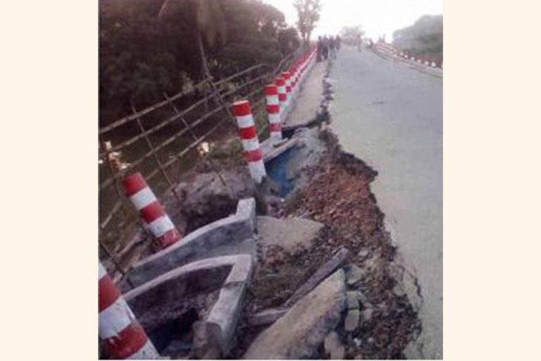 Chaugachhaの橋接続道路が崩壊