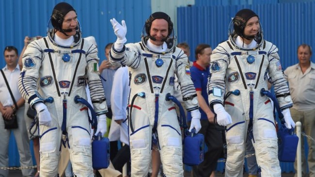 宇宙ステーションに住んでいたトリオが無事に地球に帰る