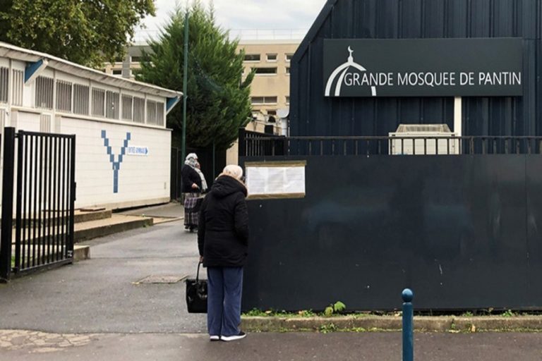 フランスは首をかしげた後、パリのモスクを閉鎖