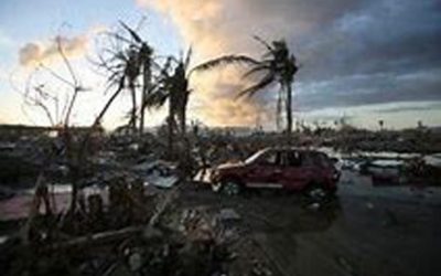 フィリピンの台風は何千人もの村人を追い出します